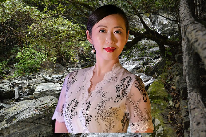 帽衫男突然跳起来，双腿夹在了苏曼s的脖子上，准备把他绞倒