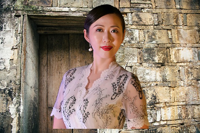 手榴弹刚丢出来，红色妖姬突然转身一枪，直接命中了那手榴弹