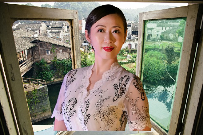 没想到，红色妖姬却不卑不亢，很大方地上前同杨总握了握手