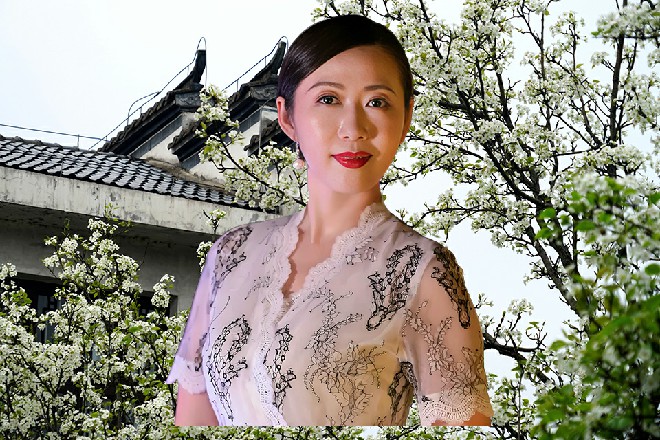 埃隆看到伊轩的身影从灰尘中现出来，简直气炸了脑袋