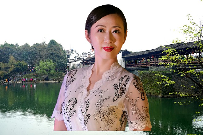 擎仓跳到空中，接着一跃而下，双掌向着红色妖姬不断拍过来