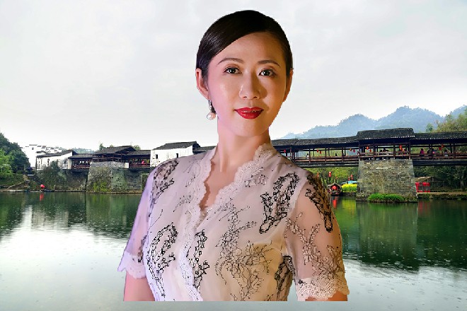 还有两个带着王冠的人，一男一女，举着权杖站在最后方