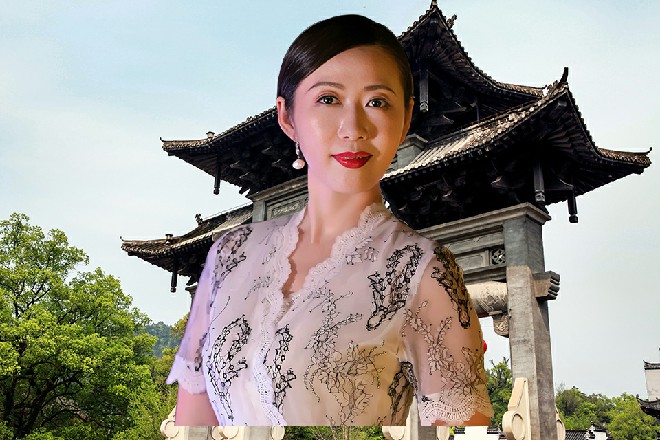 说着，张芯蕾一记青麟掌落了下来，拍在孙三的身上