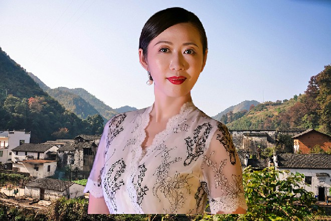 诺曦S拧开瓶盖，对着龙家的方向，缓缓把酒洒在了地上