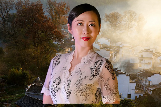 王玥举起自己的右手来，两根手指之间蹦出一道雷光