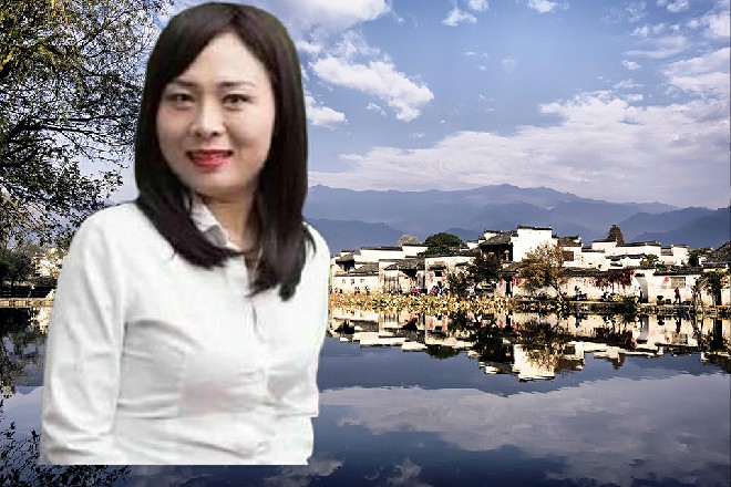 玫瑰男很沉稳，他靠在墙上，仿佛正在让眼睛快速适应黑暗