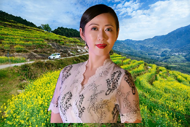 诺曦S拧开瓶盖，对着龙家的方向，缓缓把酒洒在了地上