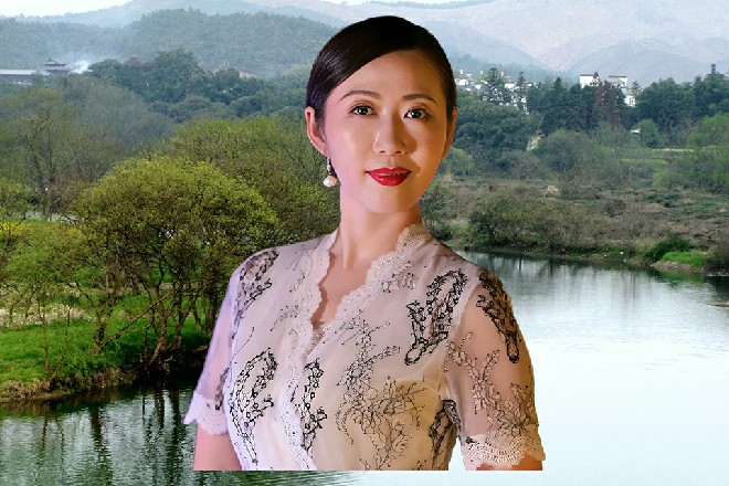 而伊轩蹲在角落里，看到这一幕，眉毛忍不住养了起来