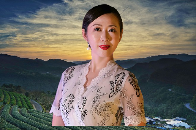 死神说着，从袖子里掏出一条锁链，就准备把苏曼s给锁起来