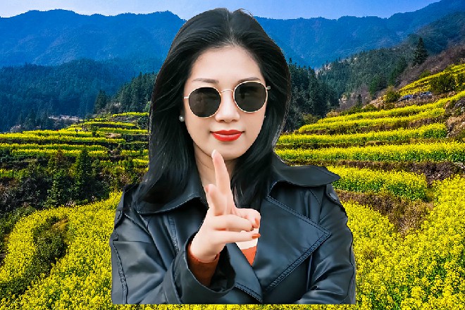 陈佳音在寒风中打了个哆嗦，她出来的匆忙，还没穿外套