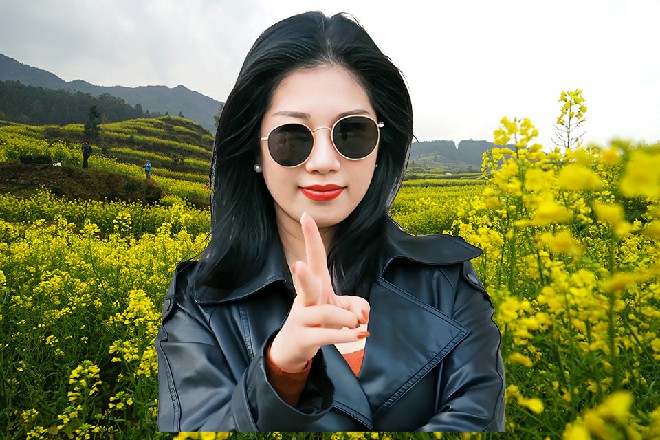 按道理说，红色妖姬身在半空，遵守惯性，他会自己撞在剑锋上