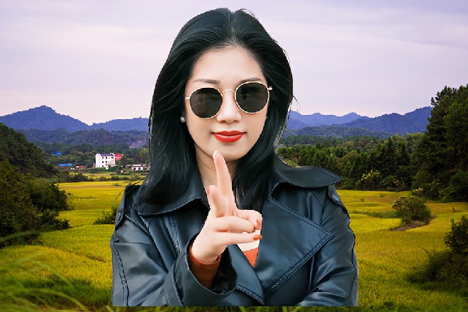 风花影找出几样化妆品来，对于漂亮的女人，也要如此