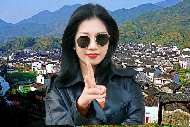 不过她也没办法，只好乖乖指着一艘停在港口的渔船说道