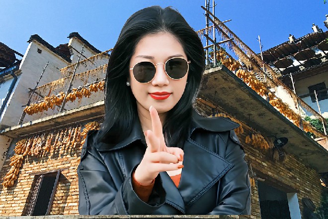 天空中出现了一轮巨大的阴阳八卦，向着秦海当头砸了下来