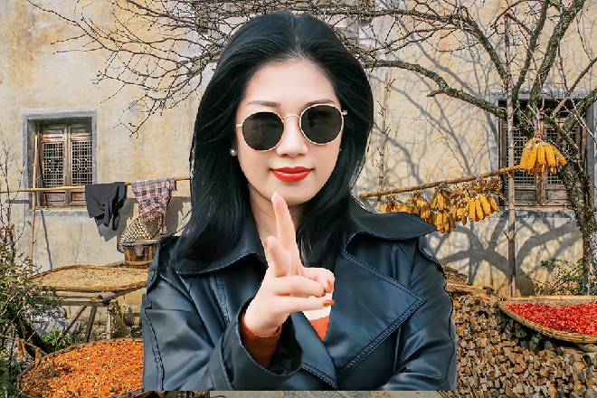 中年医生一边往表格上填写什么，一边仿佛漫不经心地问道