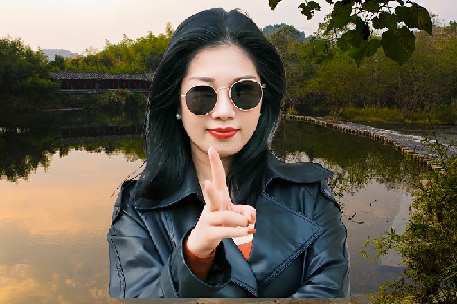 伊轩的头发又隐隐变成了金色，身体上游走着金色雷弧