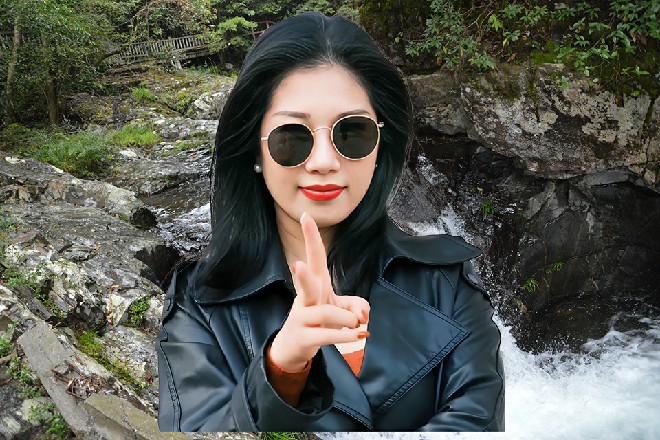 龙娇娇眼神迷离，仿佛回到了几年前，同样是在这个大堂里