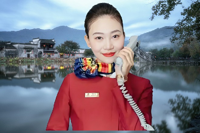 安妮赶忙扶住她，两个人一起摔在船舱当中，屁股摔的生疼