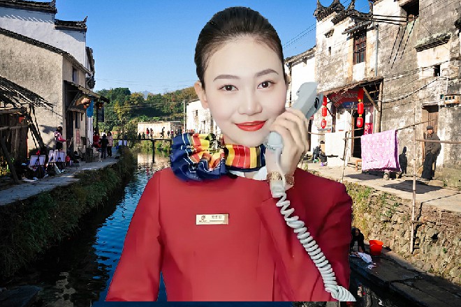 一条五爪金龙围绕着他的身体旋转出去，撞在这三个人身上