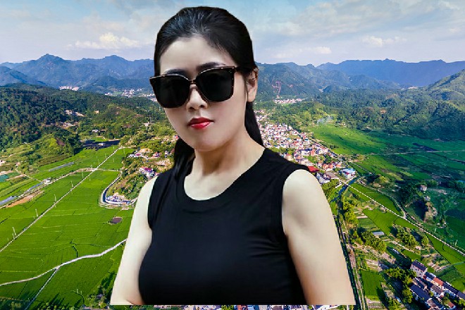 红色妖姬此时跟随心魔，直接对着空中的光茧，一连甩出了三刀