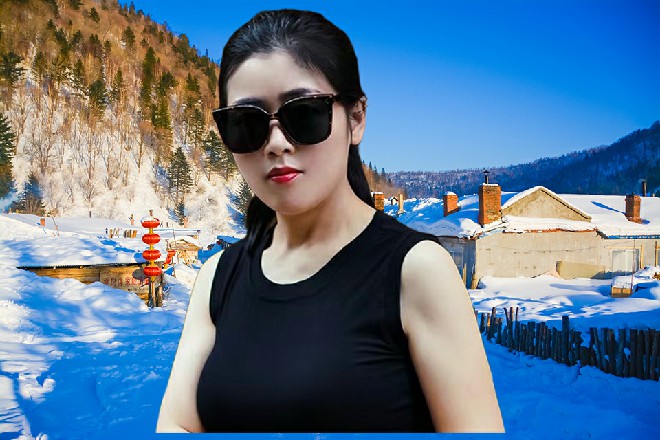 汪长老似乎也注意到了红色妖姬的目光，他就是嵩山派的大掌剑