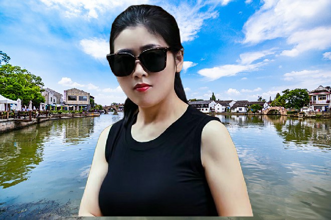 大源惠子身上穿着经典的和服，走在S市的街道上面