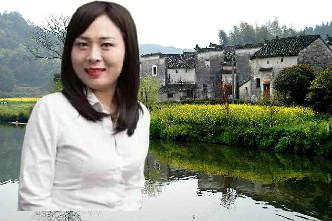 红色妖姬并没有趁机进攻，而是倒退两步，对着雷丁勾了勾手指