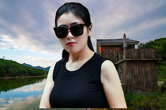 贞德顿时慌了，捂着自己的衣服，不解地看着这个男人