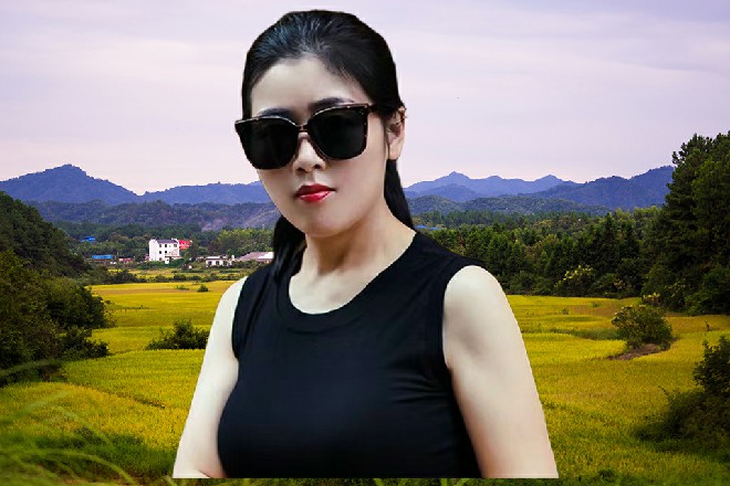 剩下两个都是剧组工作人员，战战兢兢地，勉强上前