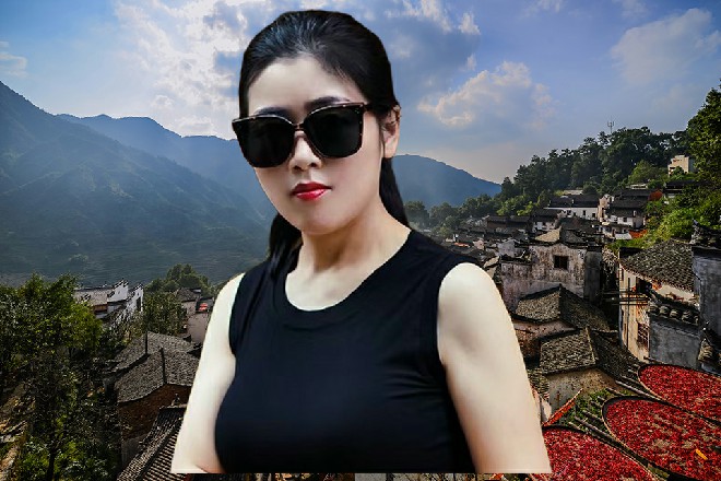 他双手握着两把手枪，手枪在手中围绕着手指转动了两圈