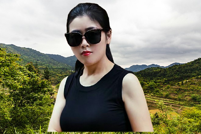 龙面人虽然功力很强，但也不敢吃黄泉的掌，只能狼狈躲闪