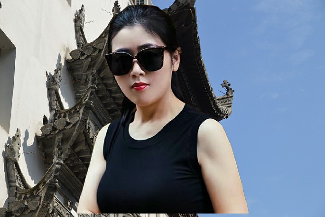 这个小美女不是别人，正是他在公司帮助过一次的苗甜