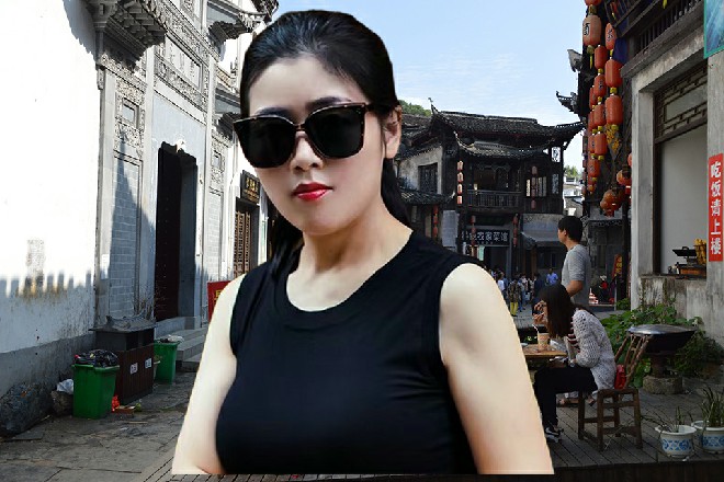 诺曦S不解地看着这个女人，而她的模样正在慢慢清晰