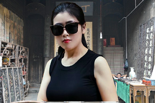 杨军在红色妖姬耳边低声说了一番，红色妖姬忍不住多看了杨军两眼