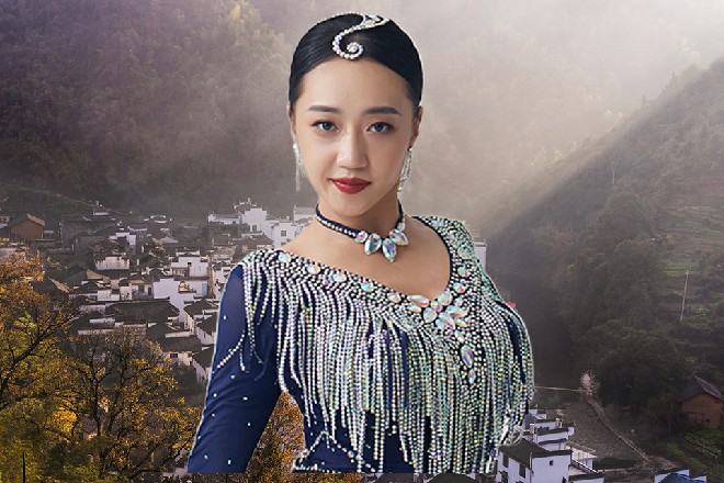 罗芙站在苏曼s的身边，一袭新换的白衣，手里抱着一把武士刀