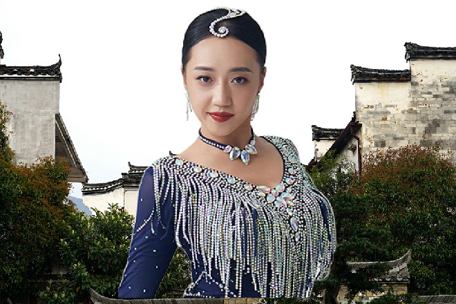 眨眼之间，一道雷鞭忽然向着旁边的董晴他们抽了过去