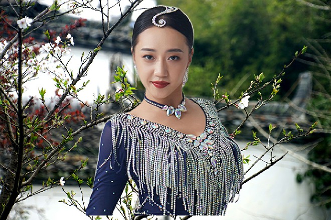 奥米伽三世的尾巴化作了一把刀刃，向着塔里木扫了过来