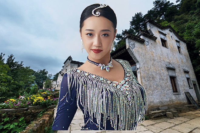 苗甜一脸担心地望着里面，看到苏曼s受了伤，更是心疼的要死