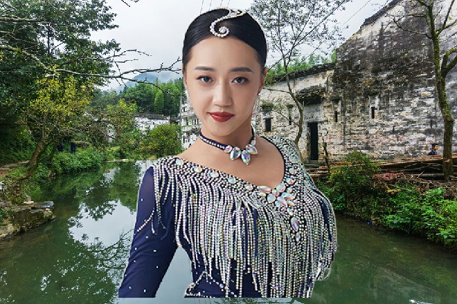 仿佛平底里刮起了一股风暴，冲击在了巨大的明王身上