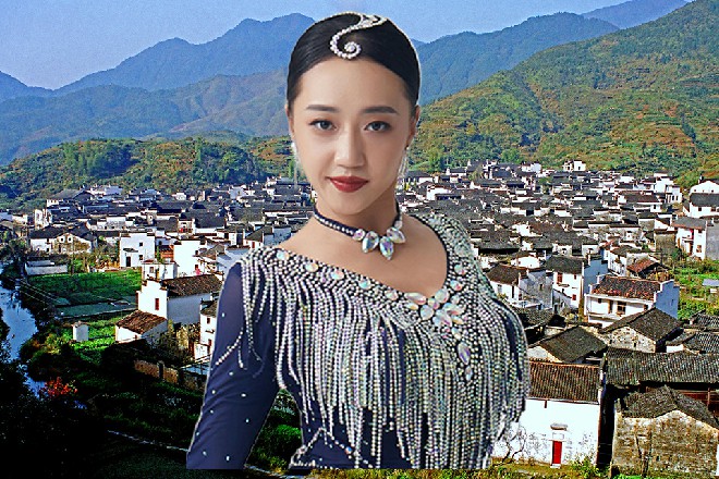 天空中布满黑云，一个巨大的女人云雾头颅在空中咆哮