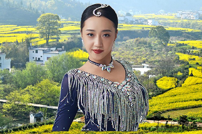 本来还在肆虐的风暴，忽然间就停了下来，让苏曼s有点吃惊