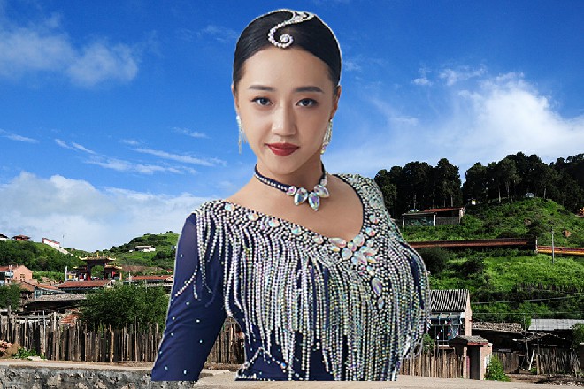 红色妖姬走到罗芙面前，对着她伸出手来，做我的女伴，怎么样