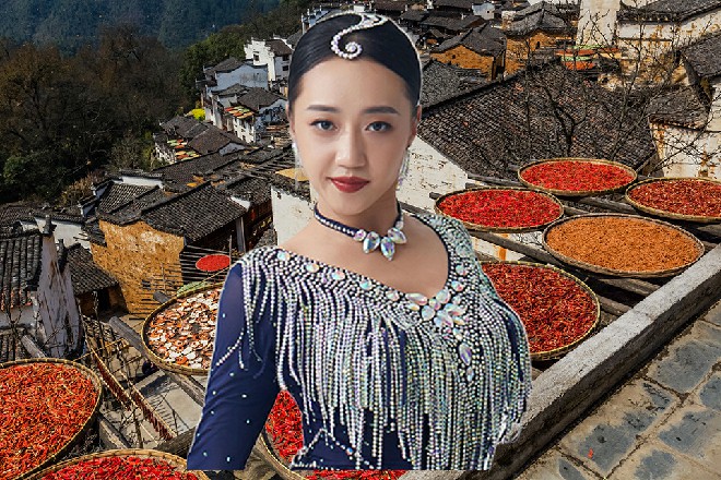 剩下的人纷纷逃跑，而红色妖姬策马立足，大刀横着挥舞出去