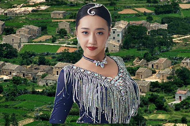 司机也没看到车上多了个人，而红色妖姬一翻身，落到卡车顶上