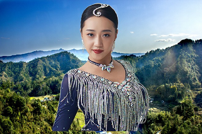 他倒退出去几步，捂着自己受伤的右臂，眼中闪过一抹震惊