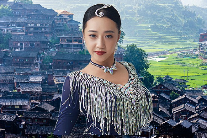 两个人贴的这么近，伊轩甚至能闻到那罗莉身上的幽香