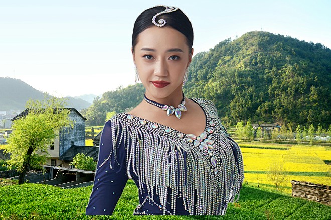 司机也没看到车上多了个人，而红色妖姬一翻身，落到卡车顶上