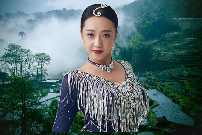 这黑胖子泡在池子里面，脖子上带着一根小拇指粗的金项链