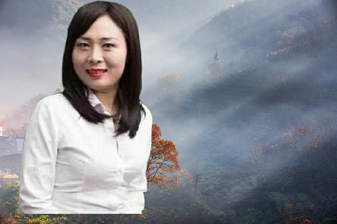 贞洁骑士并没有后退，反而上前一步，横着挥舞大剑