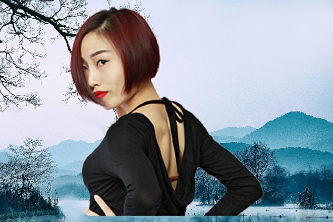 将军立刻举起手枪，对着黄龙的后背砰砰砰连开三枪